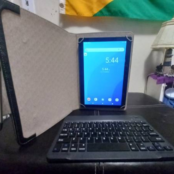 Onn Surf 10.1 Tablet Pro with Case and KeyboardI - Picture 2 of 3